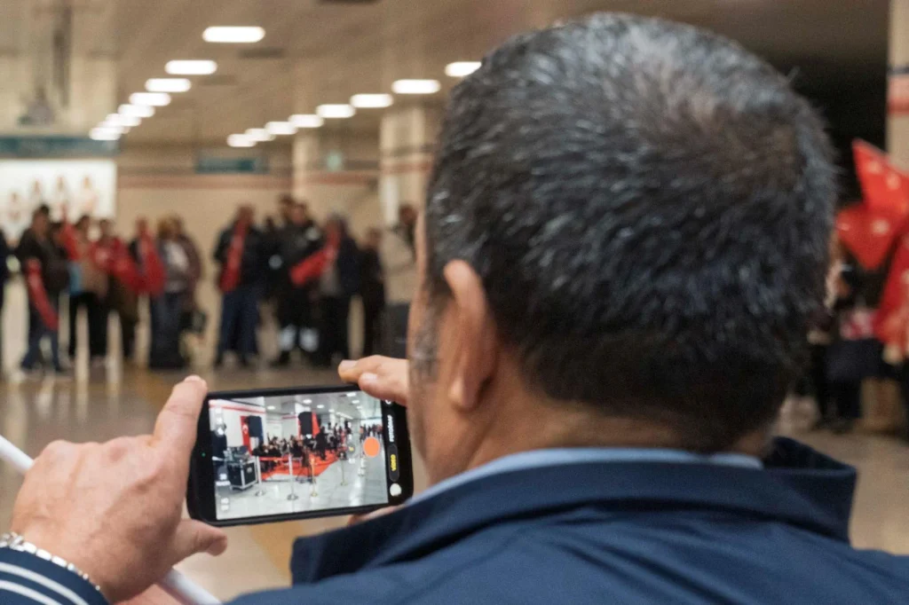 İzmir Metrosu'nda 29 Ekim coşkusu istasyonlara taştı! Metro yolcuları marşlarla coştu