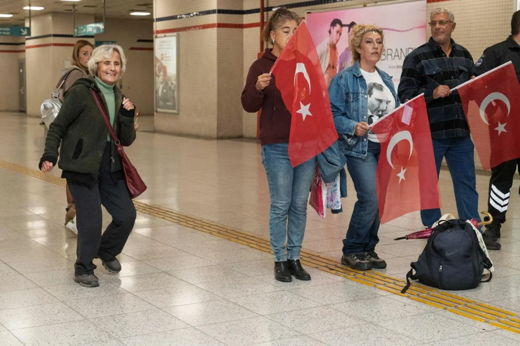 İzmir Metrosu'nda 29 Ekim coşkusu istasyonlara taştı! Metro yolcuları marşlarla coştu