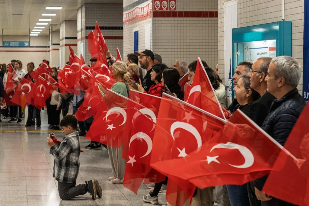 İzmir Metrosu'nda 29 Ekim coşkusu istasyonlara taştı! Metro yolcuları marşlarla coştu