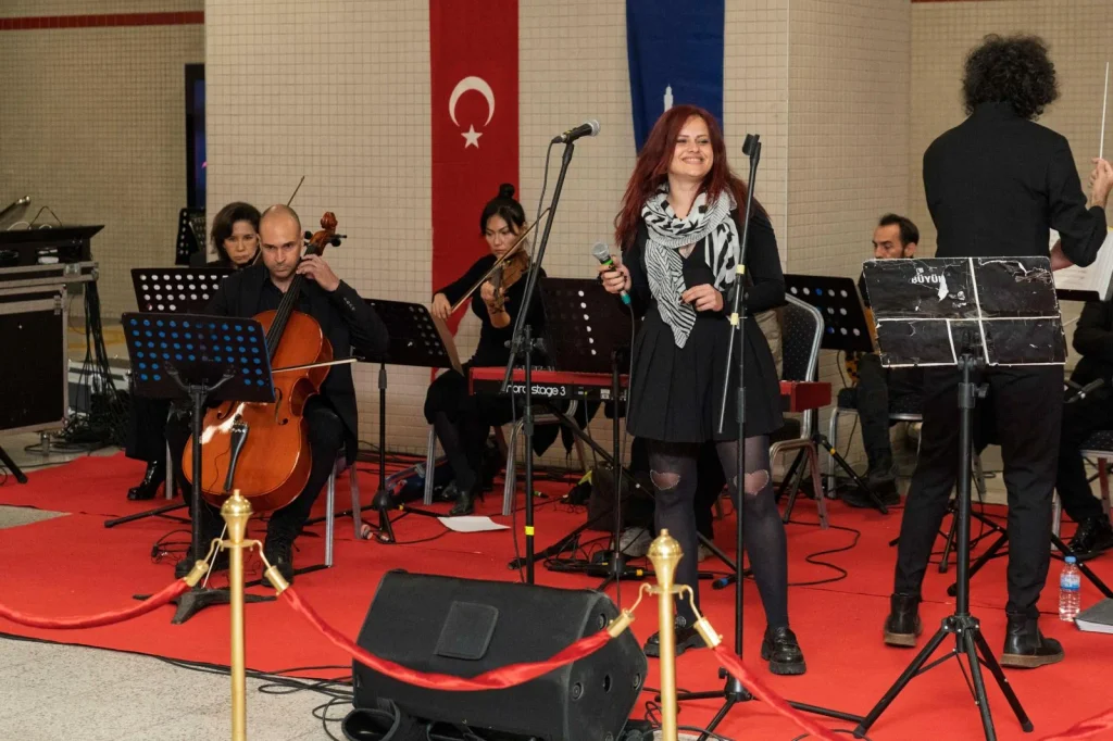 İzmir Metrosu'nda 29 Ekim coşkusu istasyonlara taştı! Metro yolcuları marşlarla coştu