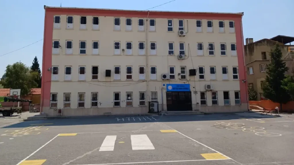 İzmir'de okulda dehşetin eşiğinden dönüldü: Ortaokul öğrencisinin çantasından hem bıçak hem silah çıktı 1 İzmir'de okulda dehşetin eşiğinden dönüldü: Ortaokul öğrencisinin çantasından hem bıçak hem silah çıktı