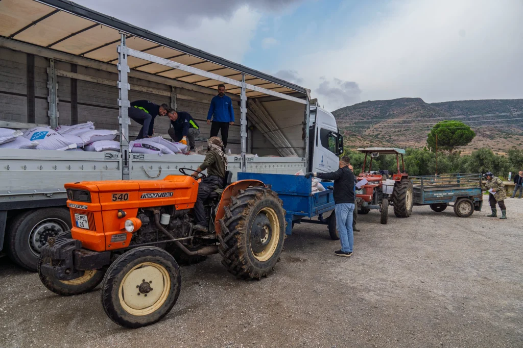 Meraları yanan köylüye kış öncesi hızır gibi yetiştiler! Kamyonlar dolusu yem köylere indi 1 Meraları yanan köylüye kış öncesi hızır gibi yetiştiler! Kamyonlar dolusu yem köylere indi