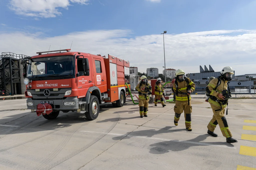 İzmir’in yeni itfaiyecileri alevlerin arasında göreve hazırlanıyor
