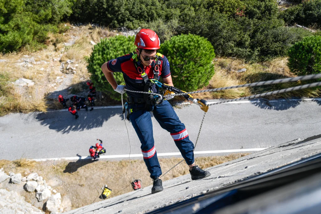 İzmir’in yeni itfaiyecileri alevlerin arasında göreve hazırlanıyor