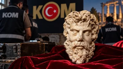 İzmir'in Konak ilçesinde polisin düzenlediği kaçakçılık operasyonunda, Roma dönemine ait