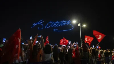 İzmir Büyükşehir Belediyesi, Cumhuriyet’in 103’üncü yıl dönümünü muazzam bir görsel
