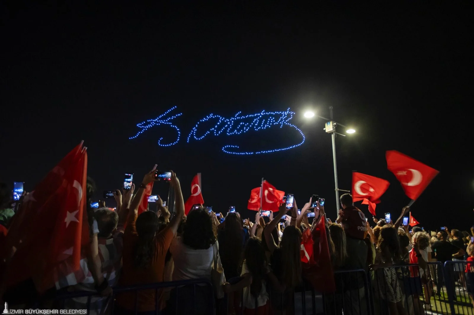İzmir Büyükşehir Belediyesi, Cumhuriyet’in 103’üncü yıl dönümünü muazzam bir görsel