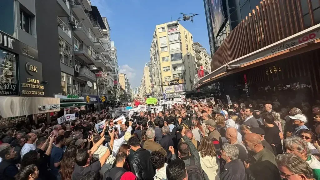 İzmir'de basın özgürlüğü yürüyüşü: 'Sansüre hayır; habere özgürlük'