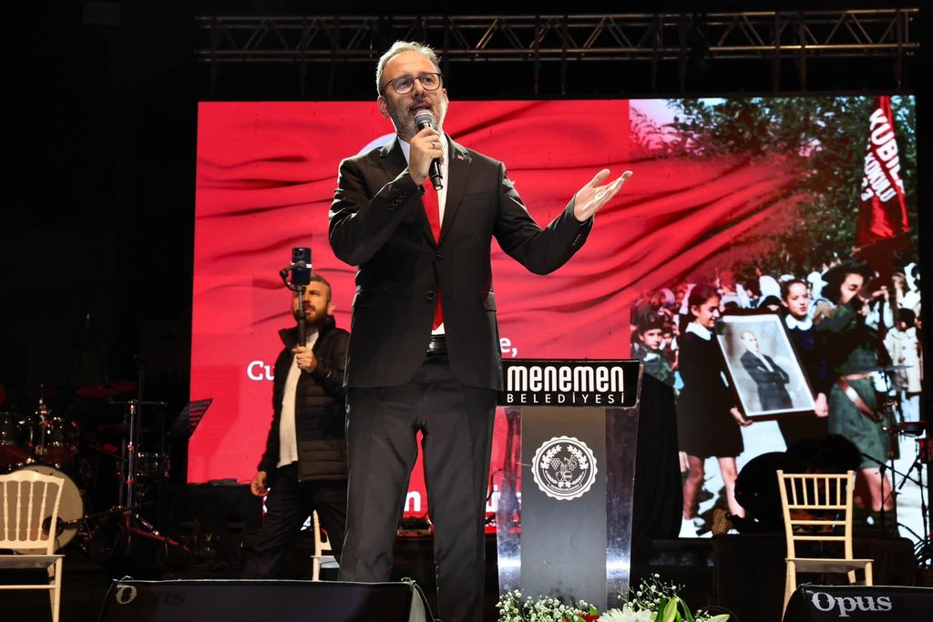 Menemen'de Cumhuriyet Bayramı heyecanı: Aşkın Nur Yengi ile coşku tavan yaptı