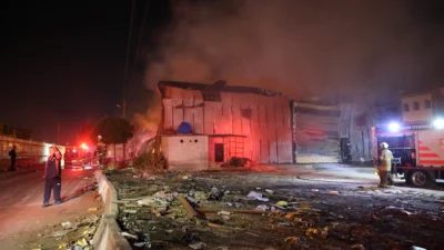 İzmir'in Buca ilçesinde kereste ve sunta türü son derece yanıcı