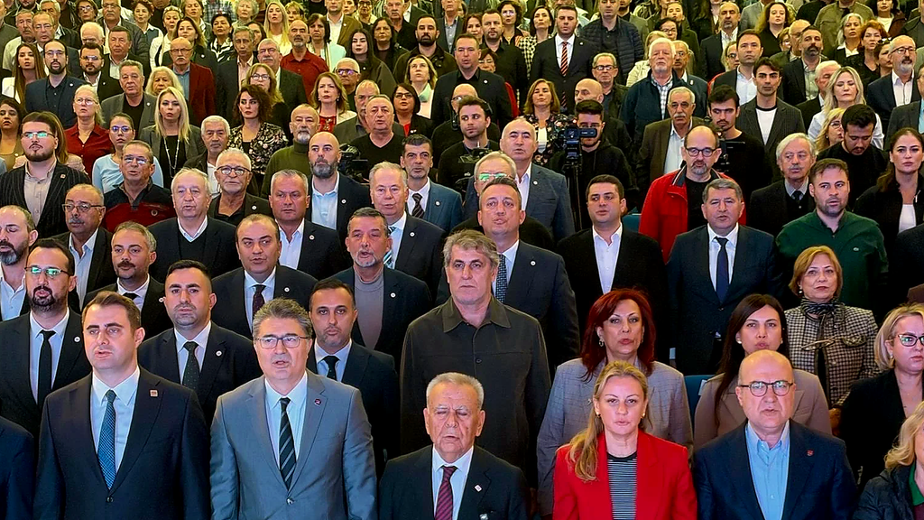 Aziz Kocaoğlu kürsüde esti gürledi: 'İzmir'i niye bu hale getirdiniz?' 3 Aziz Kocaoğlu kürsüde esti gürledi: 'İzmir'i niye bu hale getirdiniz?'