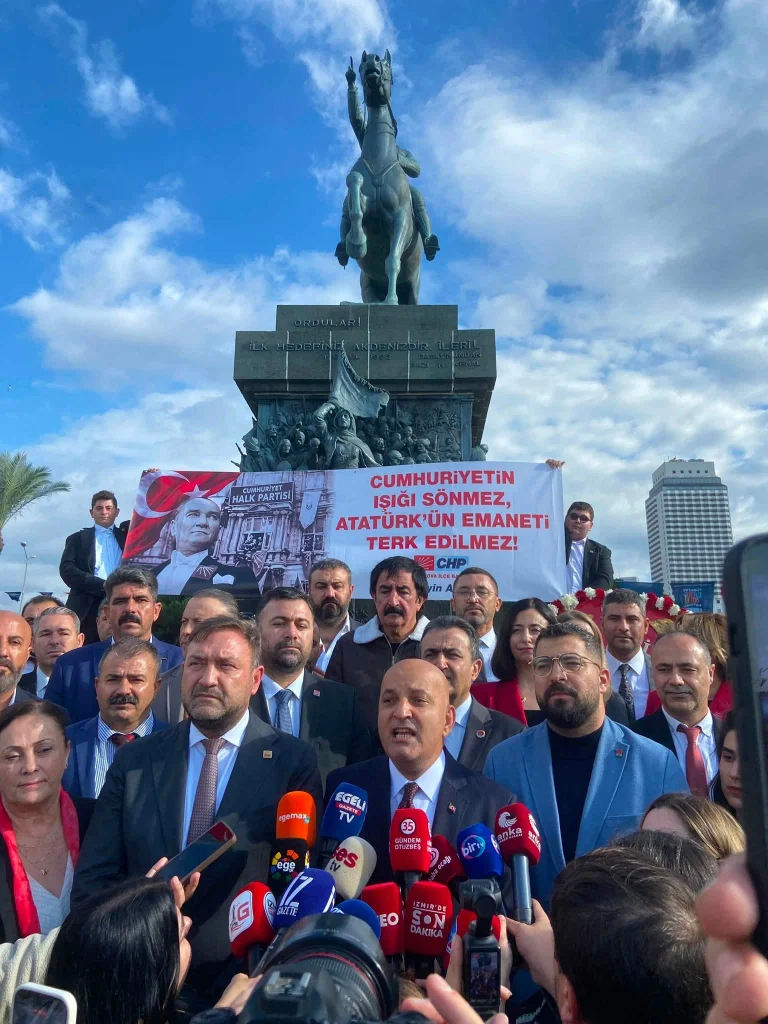 CHP İzmir örgütü Ata'nın huzurunda: 'Hepimiz Mustafa Kemal'iz'