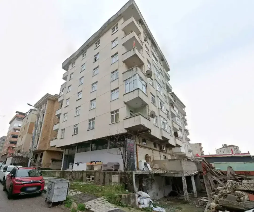 Maltepe'de 7 katlı bina çöktü: Yaralılar var