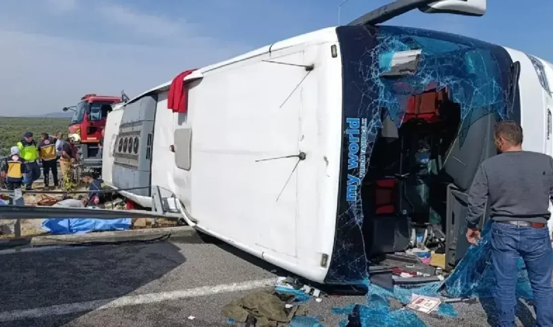 Manisa’nın Akhisar ilçesinde, Bursa’dan Denizli’deki kaplıcalara gitmek üzere yola çıkan