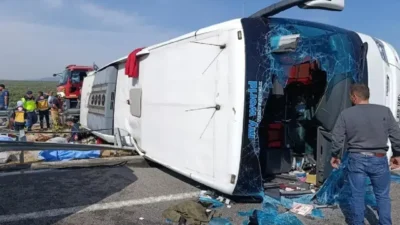 Manisa’nın Akhisar ilçesinde, Bursa’dan Denizli’deki kaplıcalara gitmek üzere yola çıkan