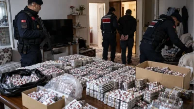 Manisa'nın Şehzadeler ilçesinde jandarmanın bir eve düzenlediği operasyonda 42 bin