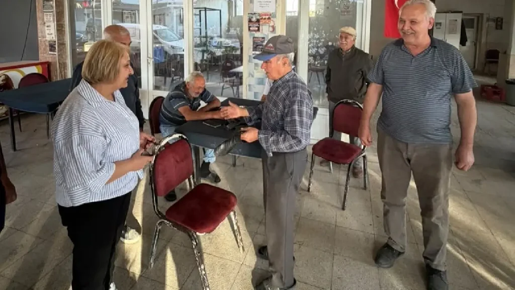 Başkan Şen pazar mesaisinde: “Her zaman vatandaşlarımızla iç içeyiz!” 1 Başkan Şen pazar mesaisinde: “Her zaman vatandaşlarımızla iç içeyiz!”