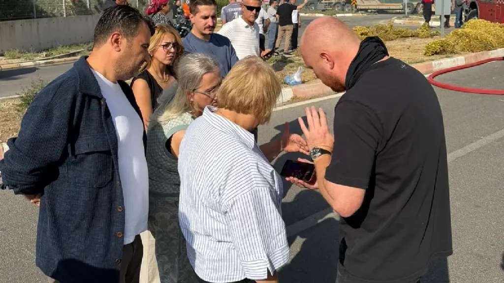Başkan Şen pazar mesaisinde: “Her zaman vatandaşlarımızla iç içeyiz!” 2 Başkan Şen pazar mesaisinde: “Her zaman vatandaşlarımızla iç içeyiz!”