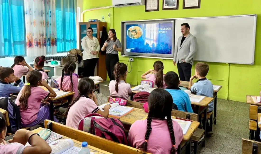 Menderes Belediyesi, okullarda sıfır atıkla ilgili bilinçlendirme eğitimleri veriyor.
