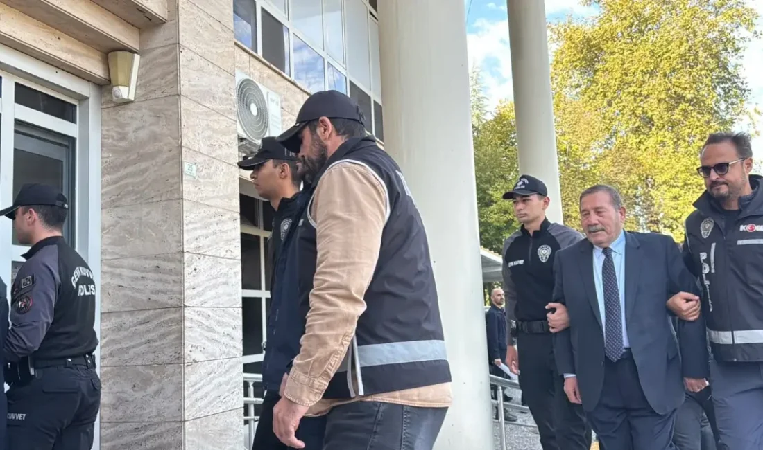 Milas Belediye Başkanı Fevzi Topuz ile oğlu dâhil 18 kişi