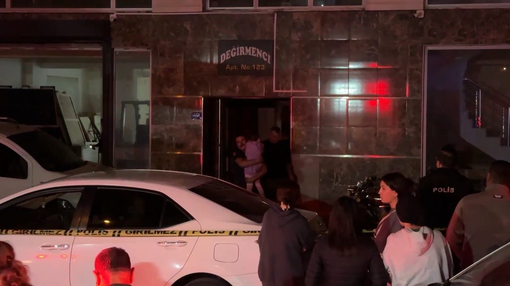 9 katlı binada gece yarısı panik: Mahsur kalanlar tahliye edildi, 5 kişi hastanelik oldu