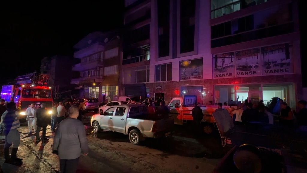 9 katlı binada gece yarısı panik: Mahsur kalanlar tahliye edildi, 5 kişi hastanelik oldu