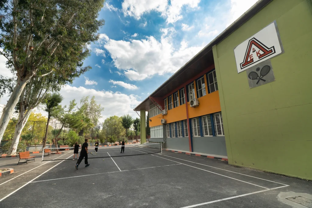 Çocuk Başkan istedi: Okul bahçesi sil baştan yenilendi!