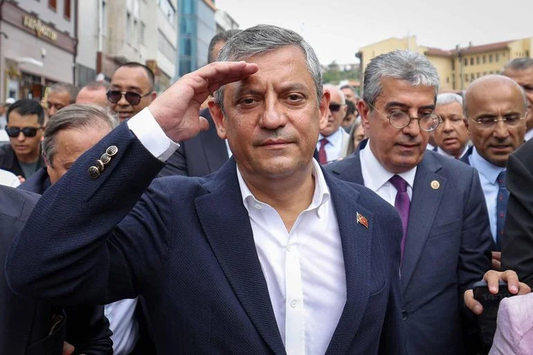 YENİ Parti Genel Başkanı Özgür Özel, Cumhuriyet gazetesine verdiği röportajda