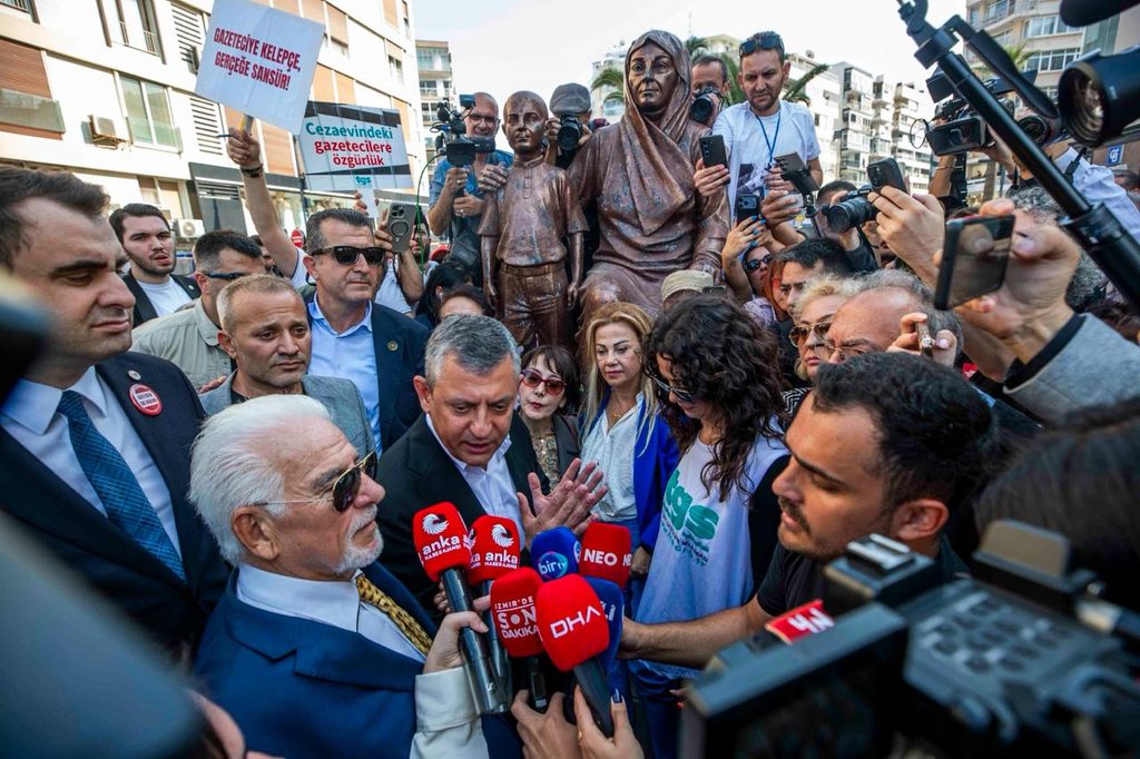 İzmir'de basın özgürlüğü yürüyüşü: 'Sansüre hayır; habere özgürlük'