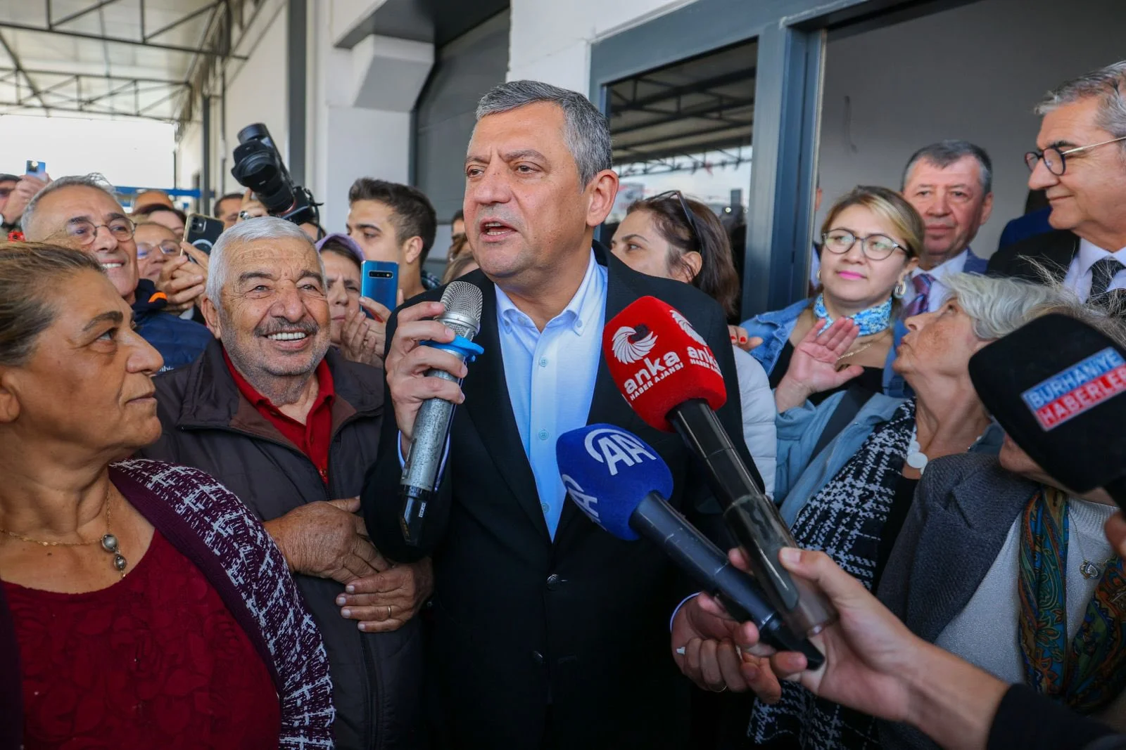 YENİ Parti Genel Başkanı Özgür Özel, Balıkesir’in Edremit ilçesinde zeytin