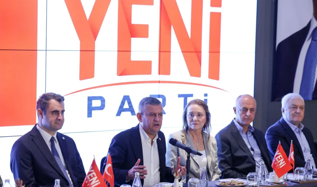 YENİ Parti Genel Başkanı Özgür Özel, İzmir'de parti kurmayları ve