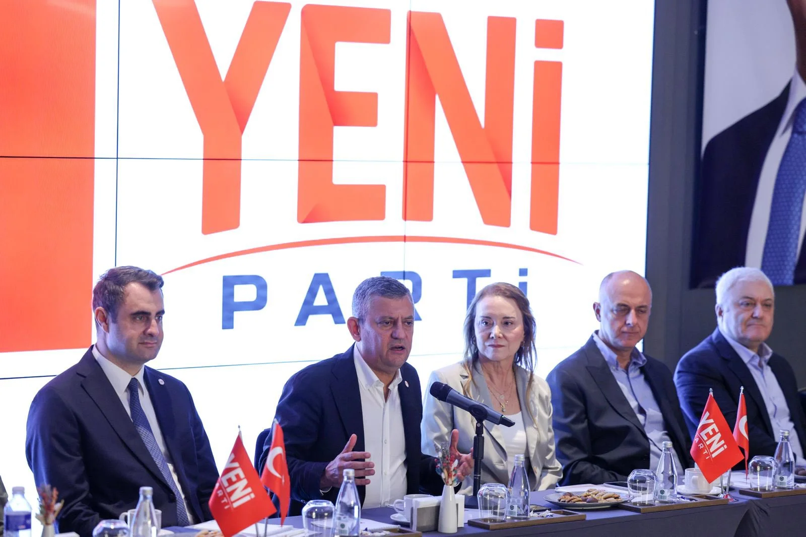 Özgür Özel’den zirve sonrası ilan etti: "İzmir’in 10 vekili var, bir tanesi de benim!"