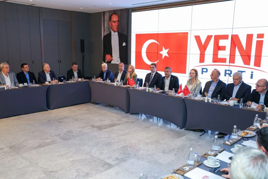 YENİ Parti'de kongre öncesi İzmir zirvesi: Özgür Özel vekiller, belediye ve ilçe başkanlarıyla masaya oturdu! 1 YENİ Parti'de kongre öncesi İzmir zirvesi: Özgür Özel vekiller, belediye ve ilçe başkanlarıyla masaya oturdu!