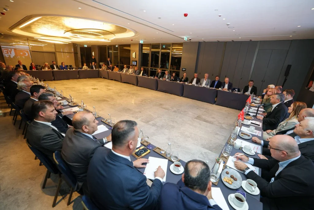 YENİ Parti'de kongre öncesi İzmir zirvesi: Özgür Özel vekiller, belediye ve ilçe başkanlarıyla masaya oturdu! 2 YENİ Parti'de kongre öncesi İzmir zirvesi: Özgür Özel vekiller, belediye ve ilçe başkanlarıyla masaya oturdu!
