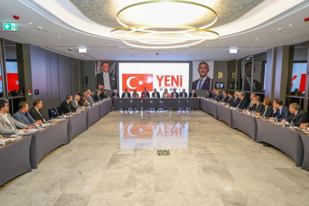 YENİ Parti'de kongre öncesi İzmir zirvesi: Özgür Özel vekiller, belediye ve ilçe başkanlarıyla masaya oturdu! 3 YENİ Parti'de kongre öncesi İzmir zirvesi: Özgür Özel vekiller, belediye ve ilçe başkanlarıyla masaya oturdu!