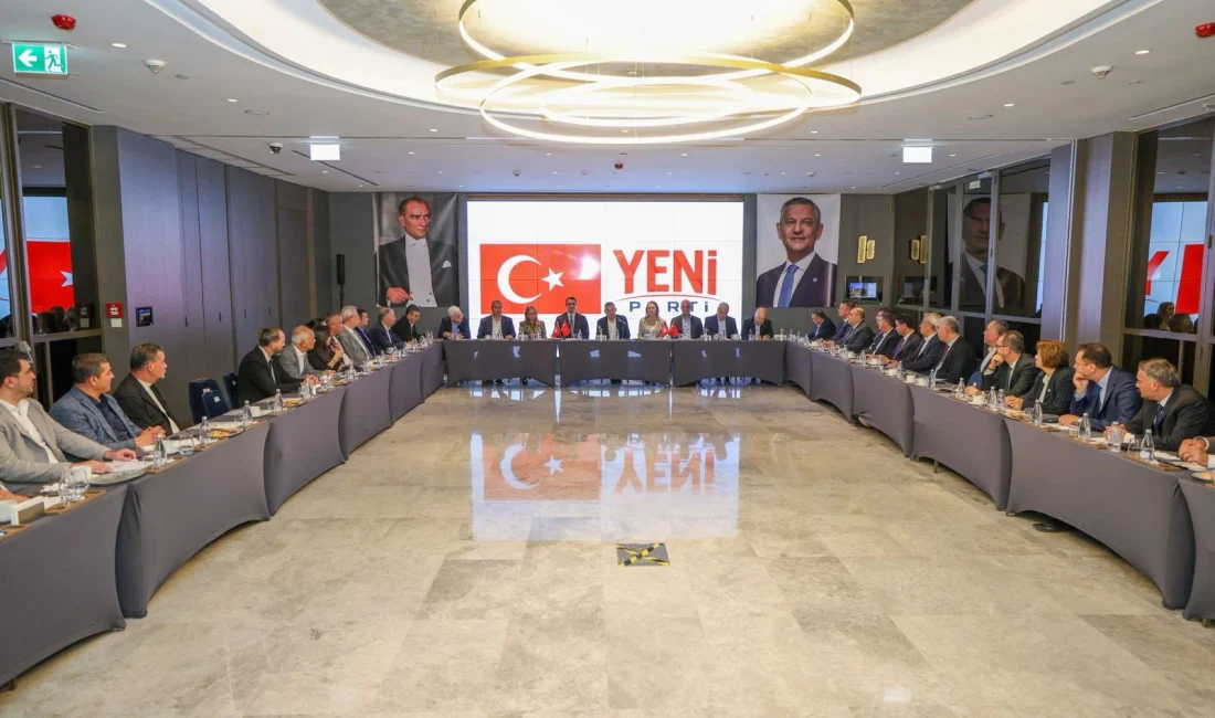İzmir'de düzenlenecek dev il kongresi öncesinde kente çıkarma yapan YENİ