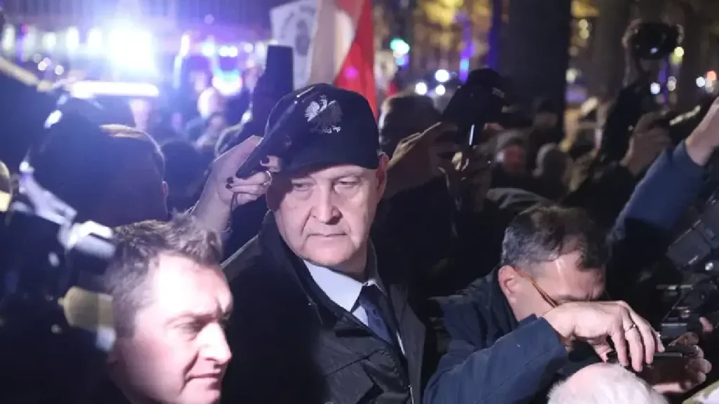 Polonya'da darbe girişimi: Cumhurbaşkanı apar topar döndü 3 Polonya'da darbe girişimi: Cumhurbaşkanı apar topar döndü