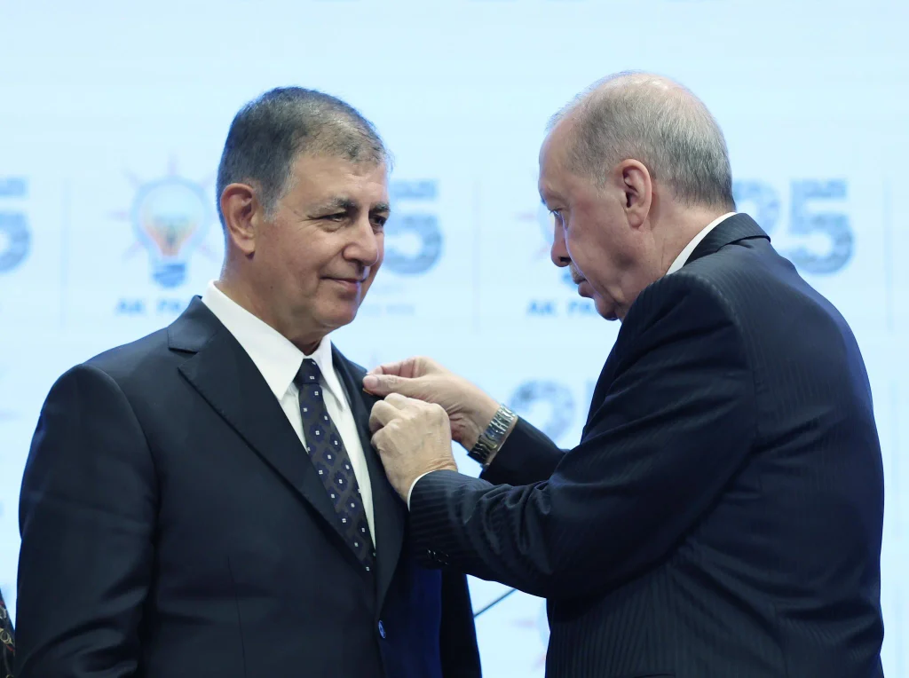 Rozeti Cumhurbaşkanı Erdoğan taktı: Cemil Tugay resmen AK Parti’de