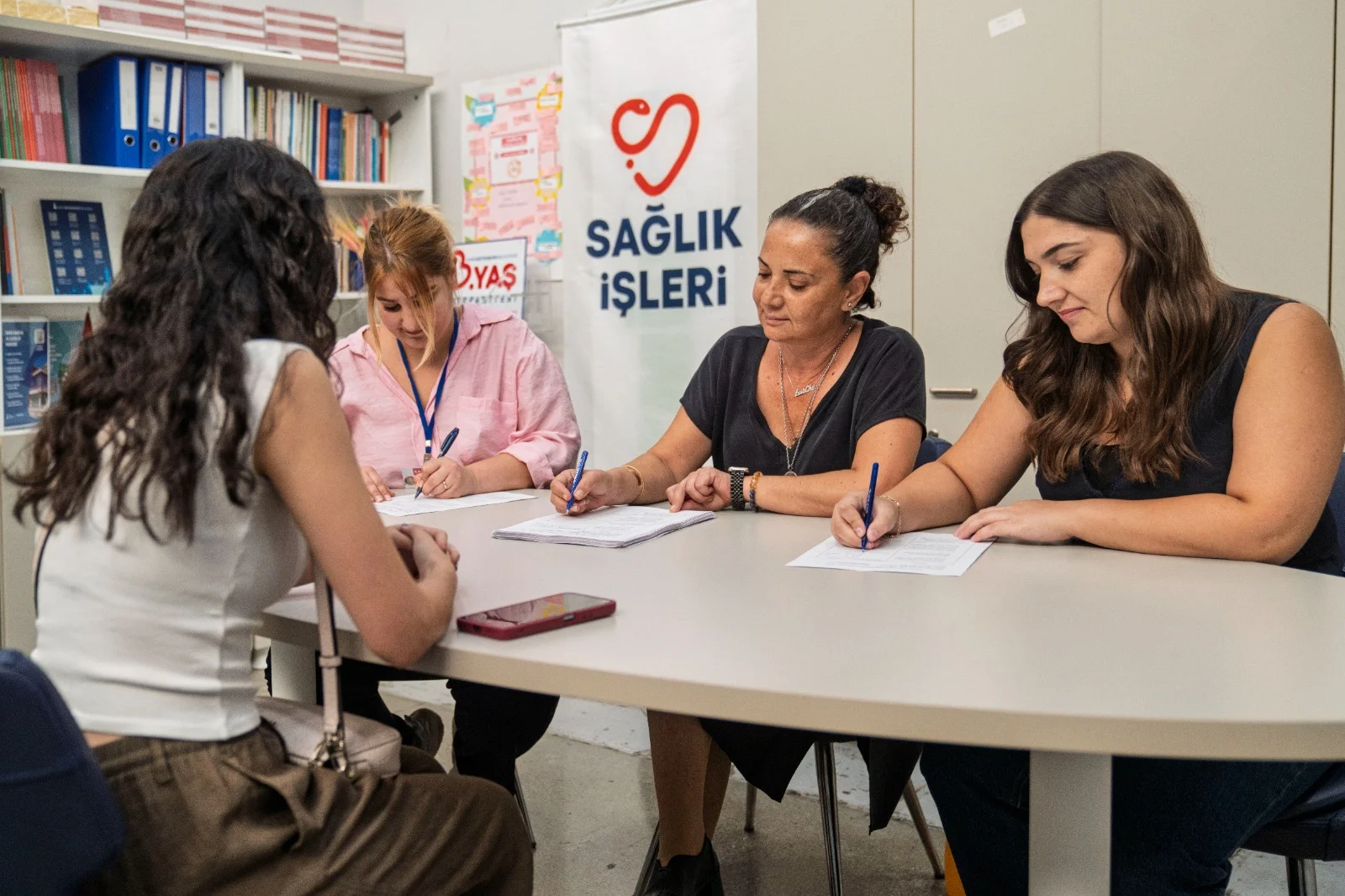 İzmir Büyükşehir Belediyesi Sağlık Gönüllüleri Projesi, ikinci yılında büyüyerek yoluna