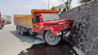 İstanbul Sultangazi’de sürücüsünün direksiyon hakimiyetini kaybettiği dev kamyon, adeta bir