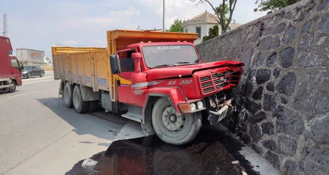 İstanbul Sultangazi’de sürücüsünün direksiyon hakimiyetini kaybettiği dev kamyon, adeta bir