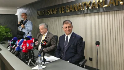 İzmir Büyükşehir Belediye Başkanı Cemil Tugay, esnaf birliği temsilcileriyle gerçekleşen