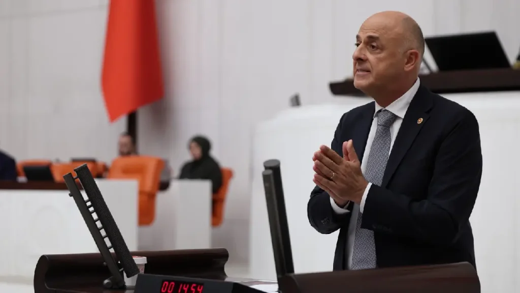 Ümit Özlale emeklilik birikimlerinin izini sürdü: “Vatandaşın kaybı ne kadar?” 1 Ümit Özlale emeklilik birikimlerinin izini sürdü: “Vatandaşın kaybı ne kadar?”