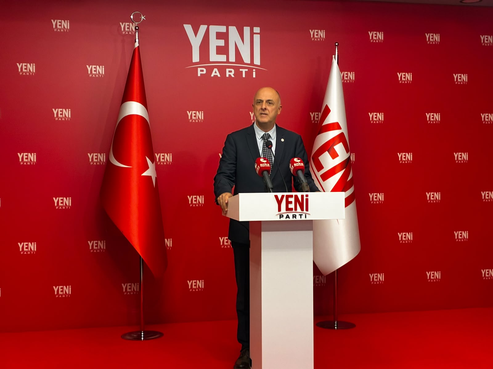 YENİ Parti İzmir Milletvekili Ümit Özlale, partisinin genel merkezinde düzenlediği