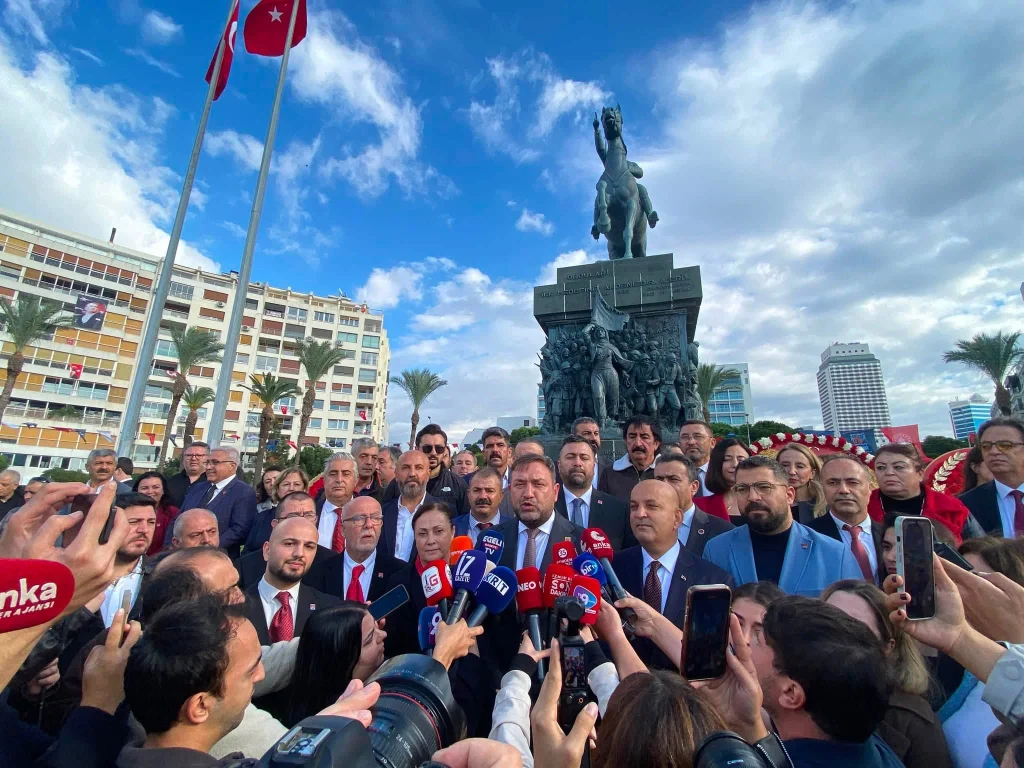 CHP İzmir örgütü Ata'nın huzurunda: 'Hepimiz Mustafa Kemal'iz'