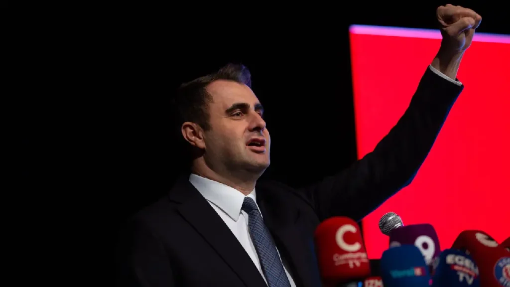 İzmir'de siyasetin kalbi sandıkta atıyor: YENİ Parti'de Güç ve Kocaoğlu kozlarını paylaşıyor