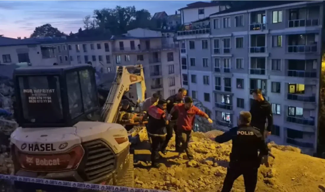 Zonguldak'ta sağanağın ardından metruk bir binanın yıkıldığı sokakta, bitişikteki 2